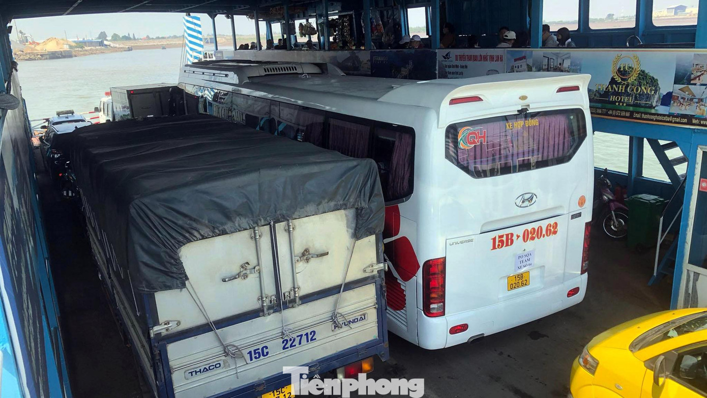 Mỗi chuyến phà có thể chở nhiều xe khách, xe tải, phương tiện cá nhân. Mỗi chuyến phà có thể chở nhiều xe khách, xe tải, phương tiện cá nhân.