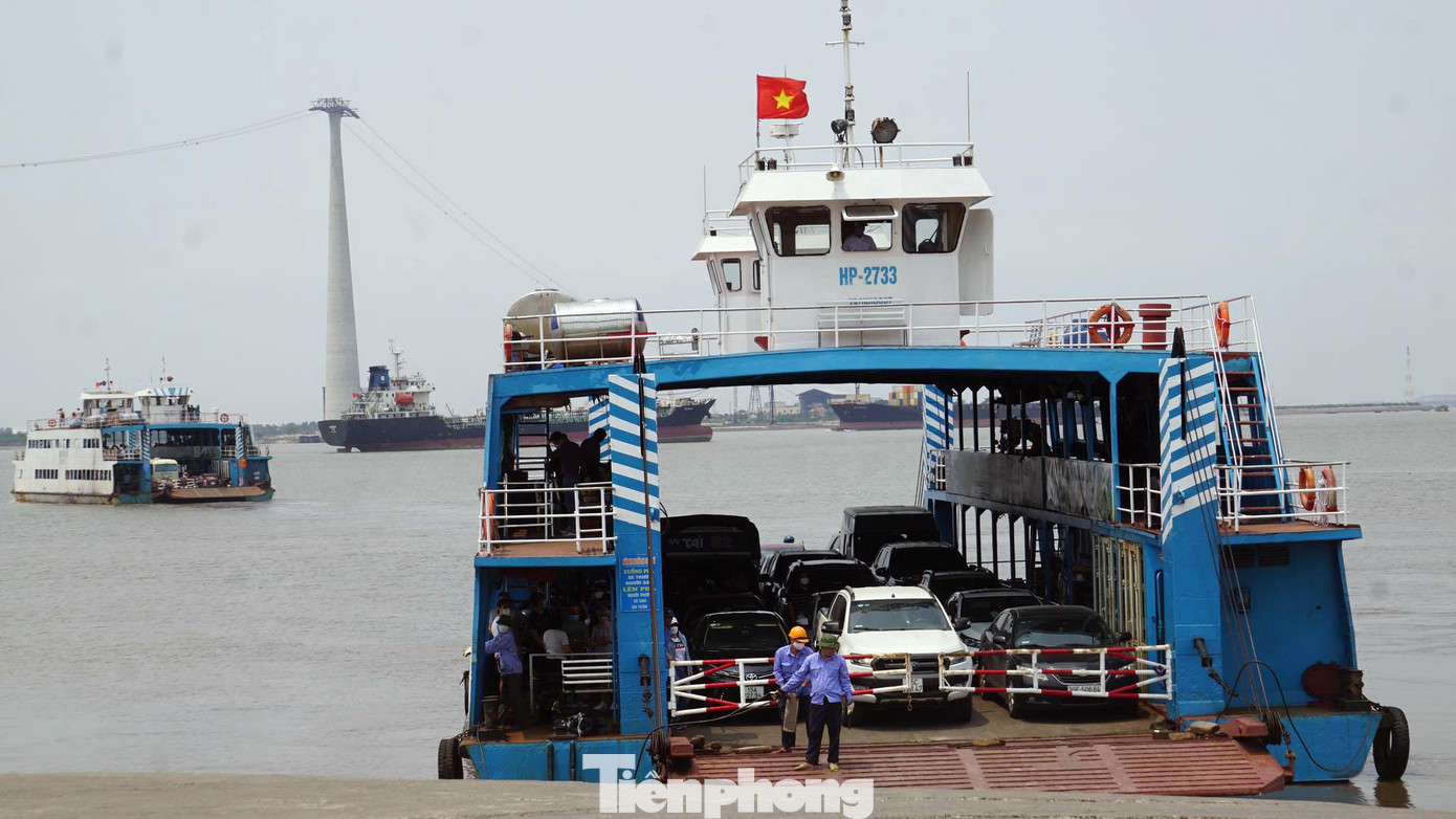 Trao đổi với Tiền Phong, ông Vũ Mạnh Trung, Trưởng Bến phà Gót - Cái Viềng cho biết, trong dịp nghỉ lễ Giỗ tổ Hùng Vương, đơn vị huy động 8 phà lớn nhỏ, 100% nhân viên trực chốt đảm bảo hoạt động hết công suất phục vụ khách du lịch. Dự kiến, trong kỳ nghỉ này có khoảng 4,5-5 vạn lượt khách đi qua bến phà.