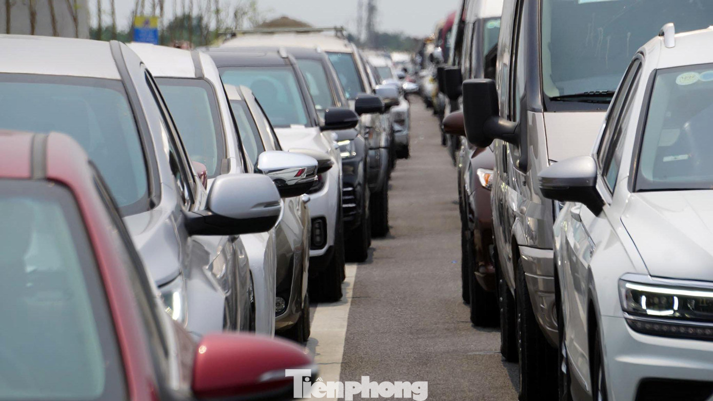 Hàng nghìn ôtô nuối đuôi nhau dài hàng km chờ lên phà rời đảo Cát Bà sau kỳ nghỉ lễ.