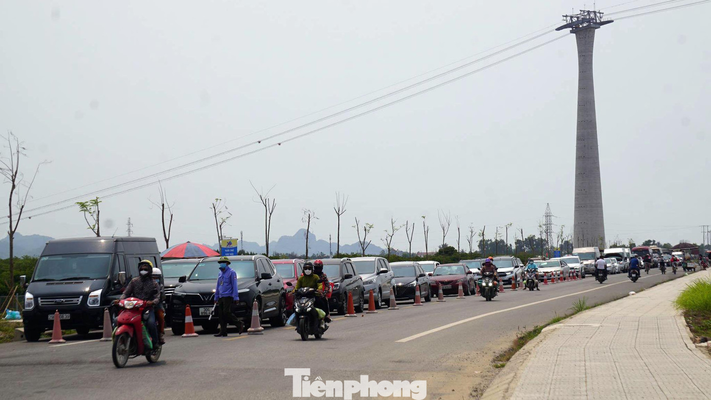 Sáng 11/4, ngày cuối kỳ nghỉ lễ Giỗ tổ Hùng Vương, hàng vạn du khách trả phòng khách sạn từ sớm để rời Cát Bà trở về nhà. Tuy nhiên, do lượng phương tiện quá lớn cùng di chuyển khiến cung đường ven đảo từ thị trấn Cát Bà ra bến phà Cái Viềng luôn trong tình trạng kẹt cứng, giao thông tê liệt.