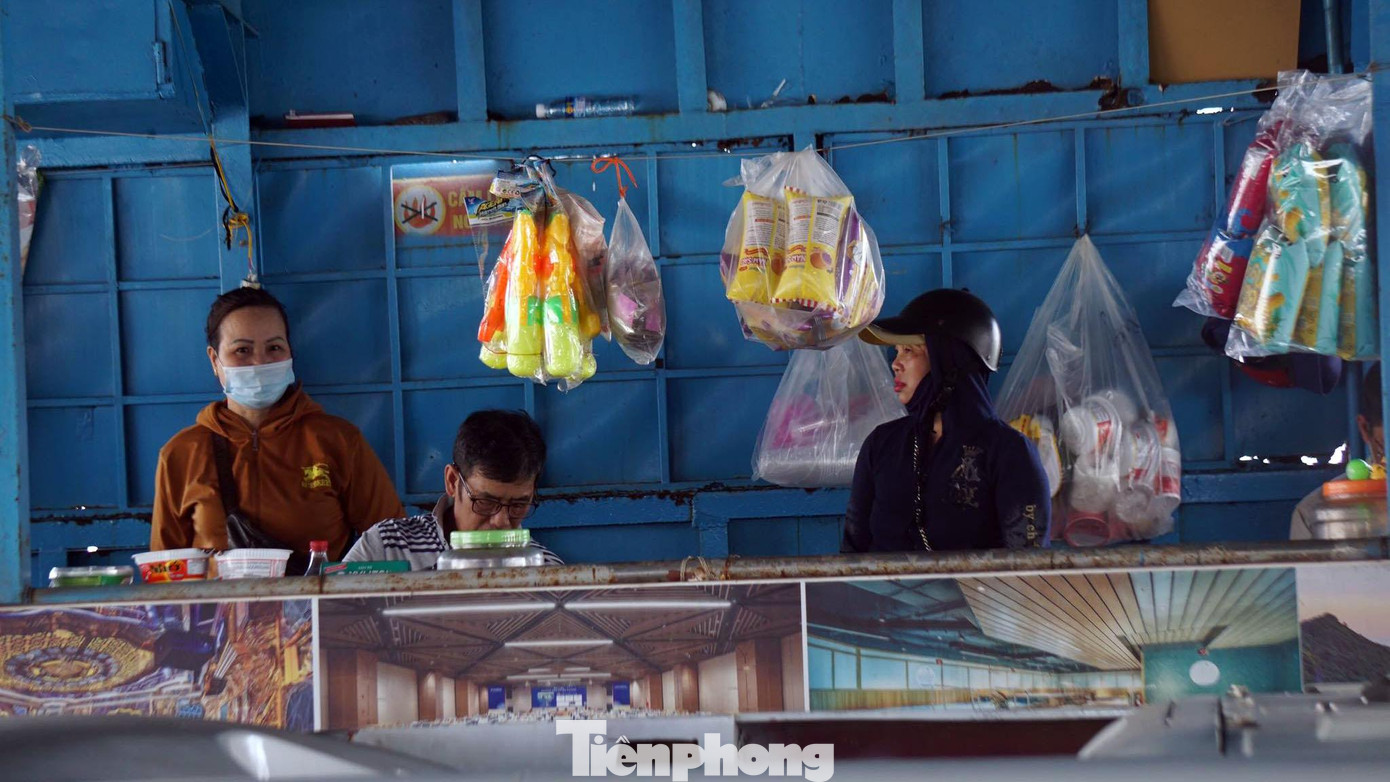 Khách du lịch có thể nghỉ ngơi, uống trà trên phà ra Cát Bà. Khách du lịch có thể nghỉ ngơi, uống trà trên phà ra Cát Bà.