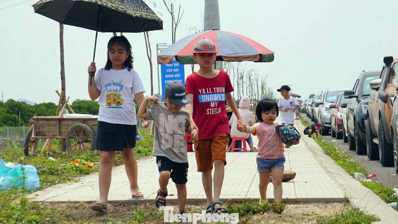 &quot;Trời nắng nóng, vợ và các con tôi xuống xe đi bộ và lên phà trước. Khi nào đến lượt, tôi lái xe vào bờ sau. Đảo thì rất đẹp, chơi rất vui nhưng tôi sợ cảnh tắc đường, chờ phà vì mất quá nhiều thời gian&quot;, anh Mạnh nói.