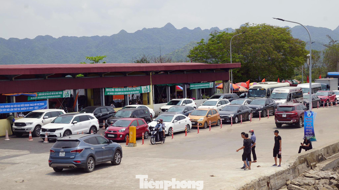 Tại bến phà Cái Viềng, lực lượng chức năng phải dựng rào chắn để phân luồng ôtô lên xuống phà.