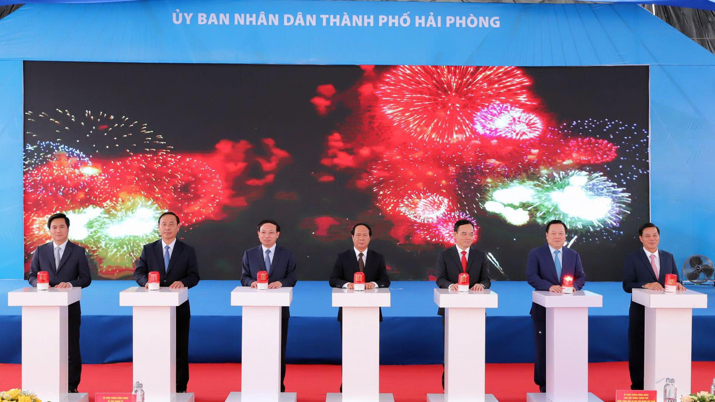 Phó Thủ tướng Lê Văn Thành và lãnh đạo TP Hải Phòng, tỉnh Quảng Ninh ấn nút khởi công dự án cầu Bến Rừng.