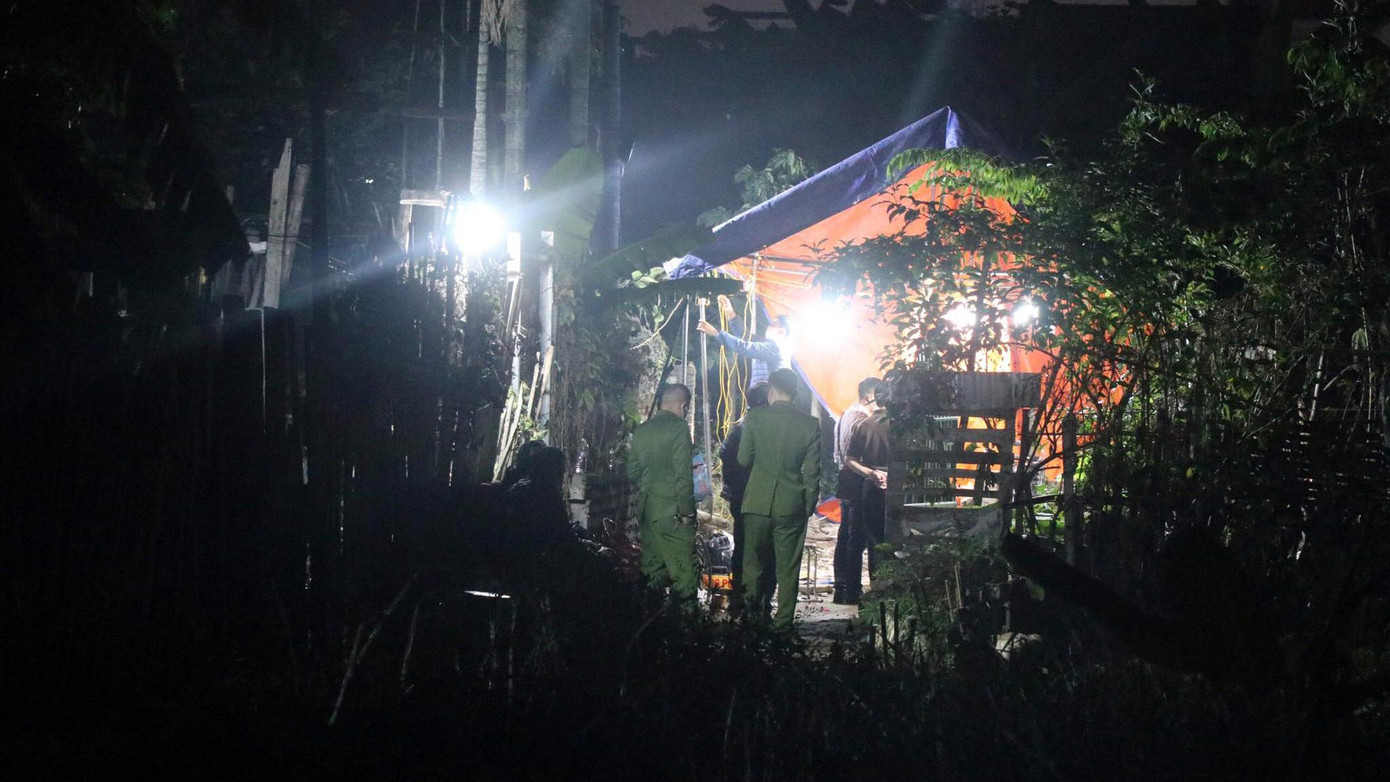 Cảnh sát khám nghiệm hiện trường vụ án tối 8/12. Cảnh sát khám nghiệm hiện trường vụ án tối 8/12.