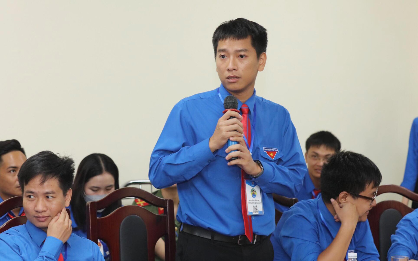 Đại biểu Nguyễn Tuấn Linh (Công ty Xi măng Hải Phòng) phát biểu tại buổi thảo luận.