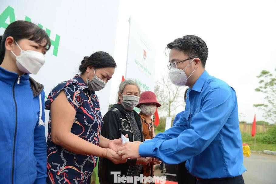 Cũng trong buổi lễ, anh Nguyễn Tường Lâm - Bí thư Trung ương Đoàn trao tặng 10 bồn nước (loại 500lit) cho Trung đoàn 50 và ngư dân, 20 túi quà an sinh cho người dân và trẻ em có hoàn cảnh khó khăn với tổng trị giá 40 triệu đồng. Cũng trong buổi lễ, anh Nguyễn Tường Lâm - Bí thư Trung ương Đoàn trao tặng 10 bồn nước (loại 500lit) cho Trung đoàn 50 và ngư dân, 20 túi quà an sinh cho người dân và trẻ em có hoàn cảnh khó khăn với tổng trị giá 40 triệu đồng.