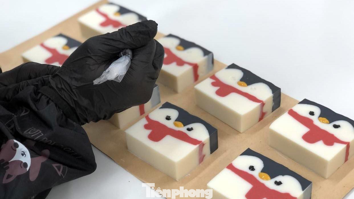 Sau nhiều lần thử nghiệm, Tuấn tìm ra được công thức sản xuất xà phòng thủ công cho riêng mình. Để sản phẩm thân thiện với khách hàng hơn, anh sử dụng thêm một số loại tinh dầu, thảo mộc như: bột vỏ cam, bột than tre... tạo mùi hương dễ chịu và an toàn với da.