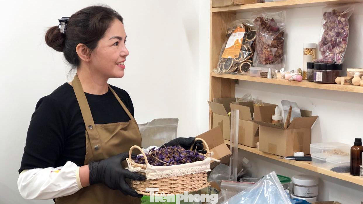 Đến nay, mô hình sản xuất xà phòng nghệ thuật của Tuấn đã mang lại thu nhập ổn định. Bình quân mỗi tháng, cơ sở sản xuất 7.000-9.000 sản phẩm, giá từ 130.000-180.000đồng tùy mẫu. Nhờ đó, chàng trai Hải Phòng có doanh thu hàng trăm triệu đồng mỗi tháng.