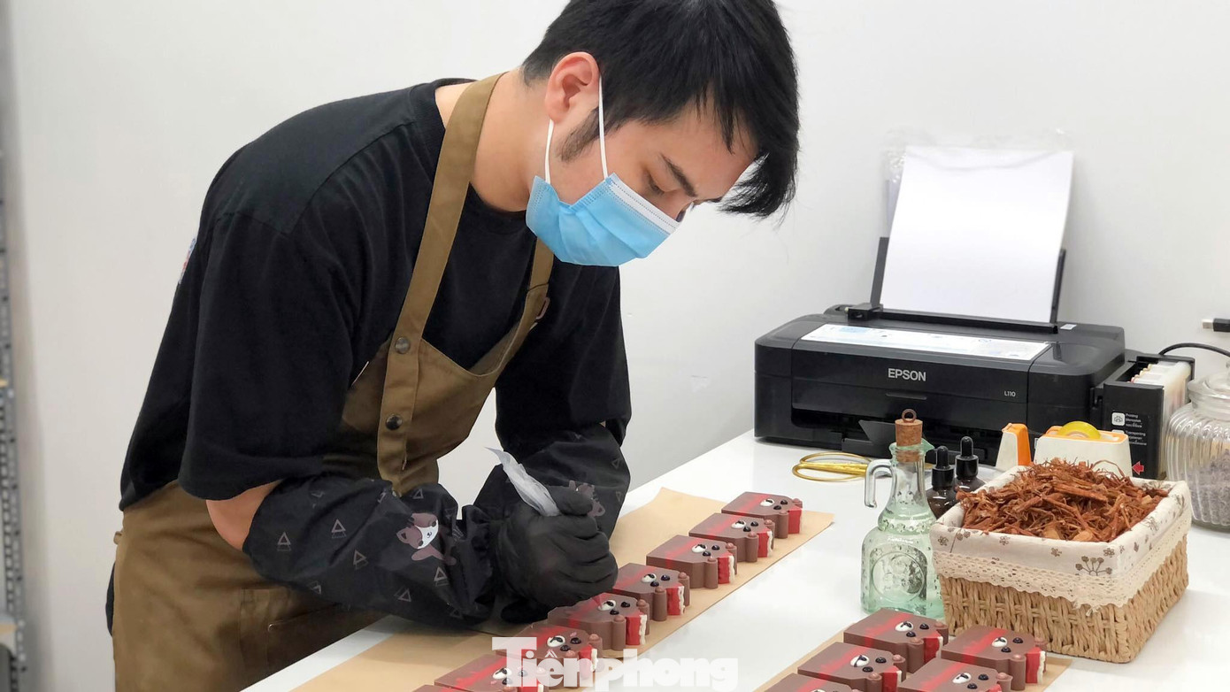 Gần đến Giáng sinh, cơ sở sản xuất xà phòng thủ công của anh Hà Anh Tuấn (30 tuổi, ở xã An Đồng, huyện An Dương, TP Hải Phòng) tấp nập, hoạt động hết công suất để chuẩn bị sản phẩm cho khách.