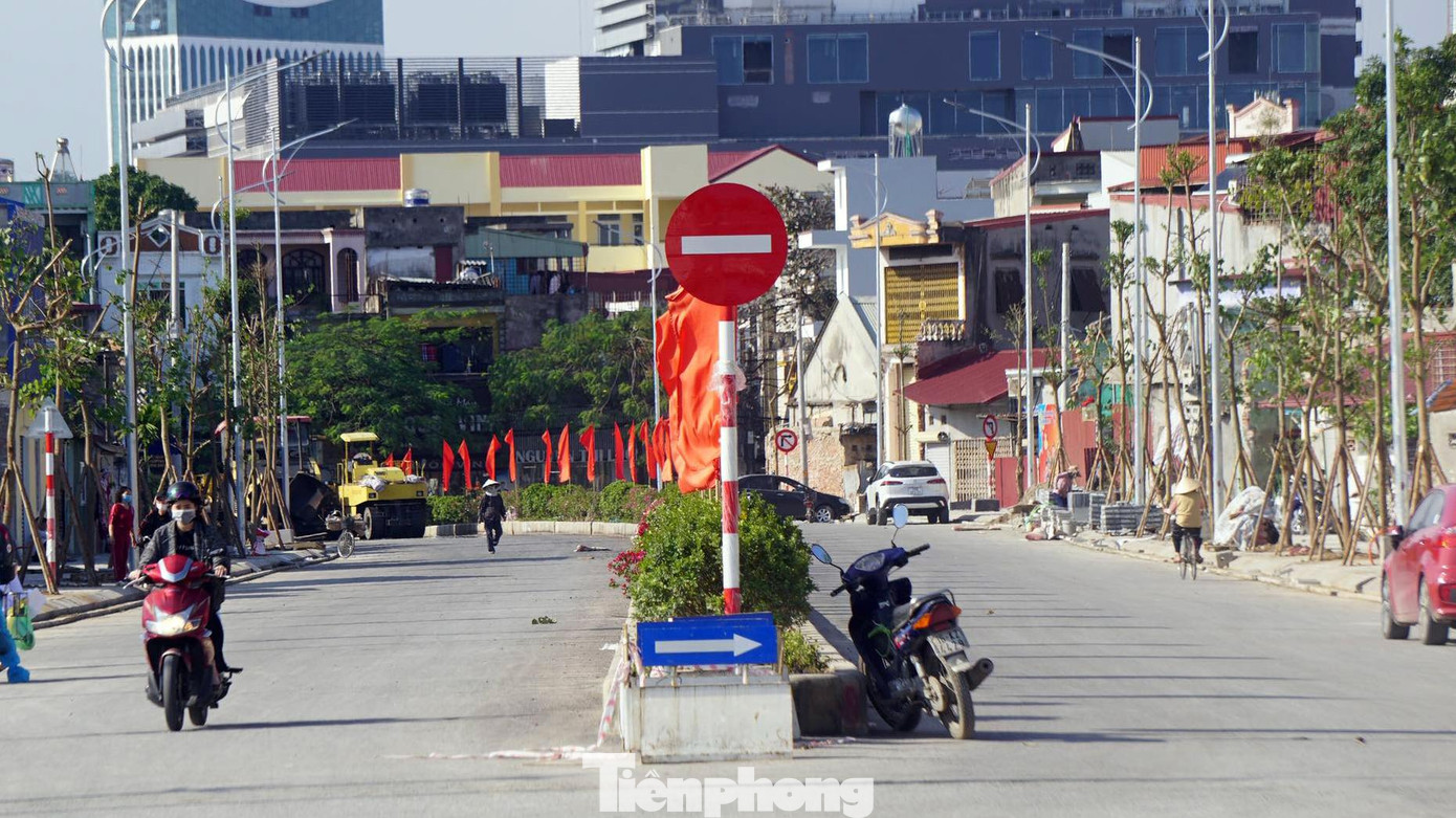 Khu vực gần hồ An Biên, giao với phố Lê Lợi đã hoàn tất các hạng mục, được trang hoàng cờ hoa phục vụ nhân dân dịp Tết.