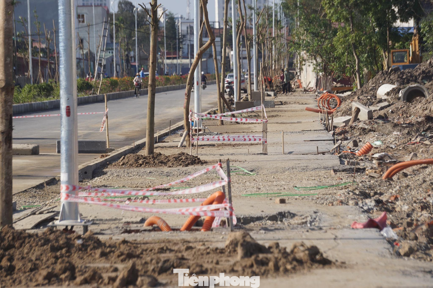 Một đoạn vỉa hè nút giao đường Đông Khê 2 - phố An Đà, đang được gấp rút thi công hệ thống điện chiếu sáng, cấp thoát nước và chuẩn bị lát đá vỉa hè.