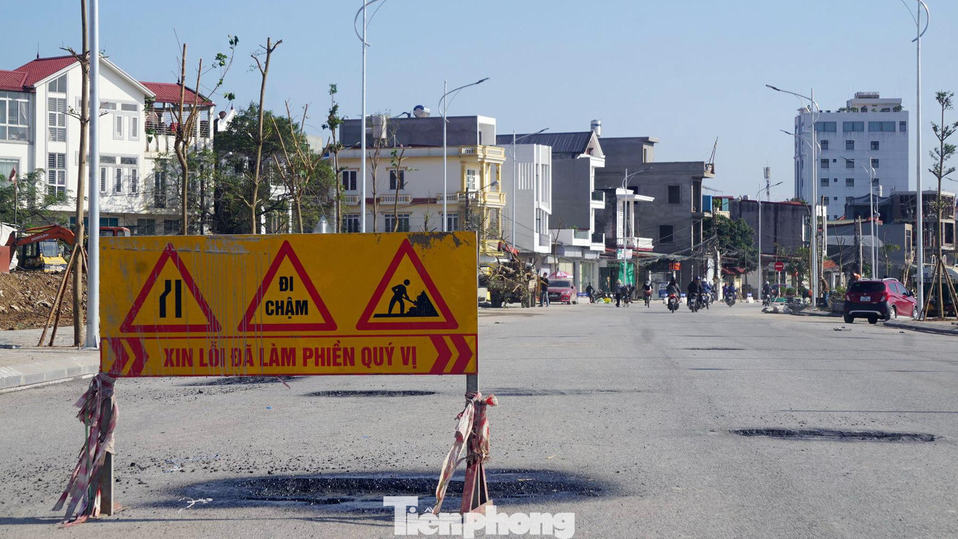 Sau nửa năm thi công, tuyến đường Đông Khê 2 đã cơ bản hoàn tất các hạng mục cấp đá dăm, bê tông nhựa hạt trung, lắp hệ thống đèn chiếu sáng, cấp thoát nước và chuẩn bị trải thảm nhựa...