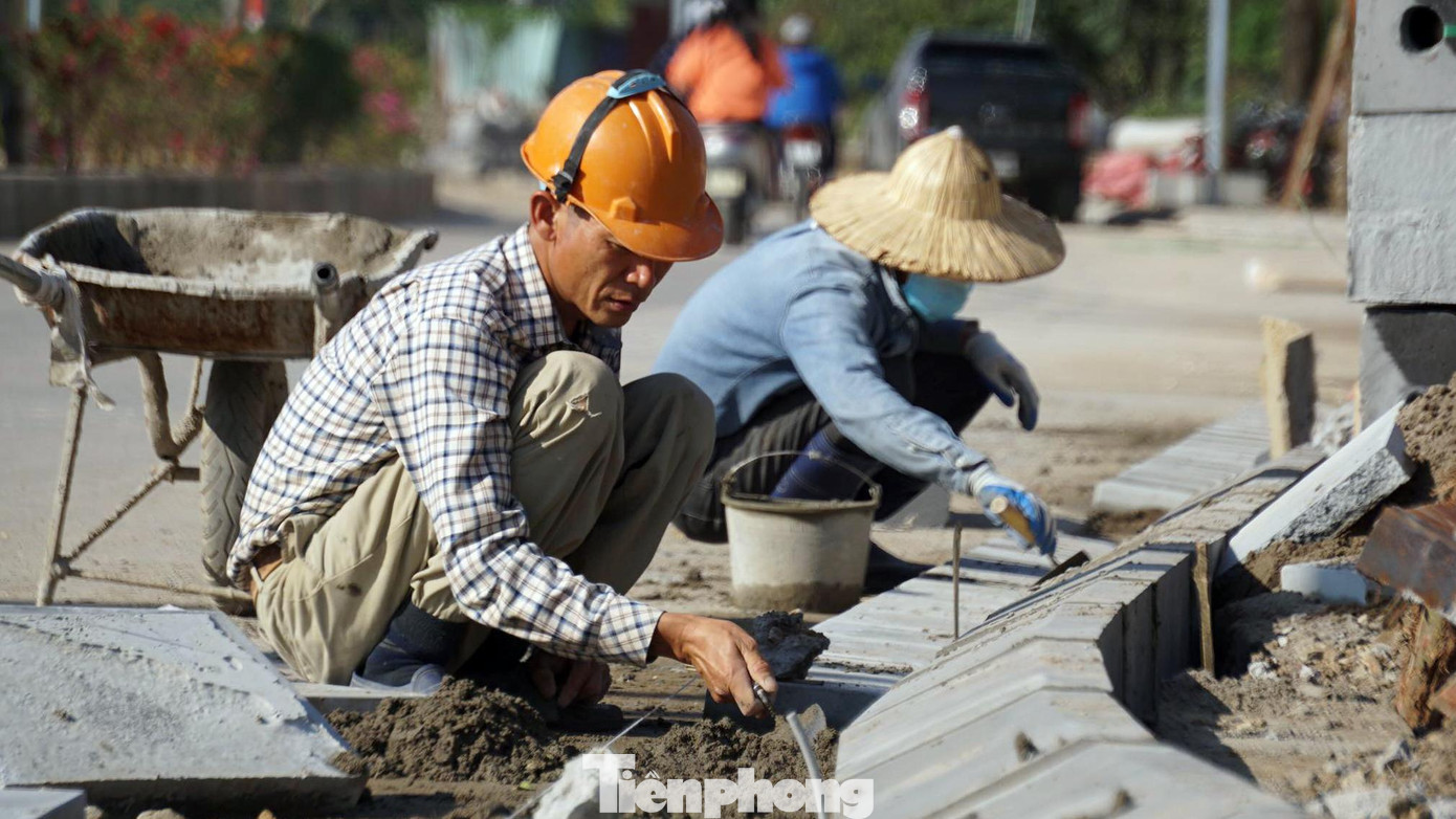 Những ngày cận Tết Nguyên Đán Nhâm Dần 2022, liên danh các nhà thầu huy động công nhân, gấp rút thi công bó vỉa, lát đá hè phố phục vụ nhân dân đón Tết.