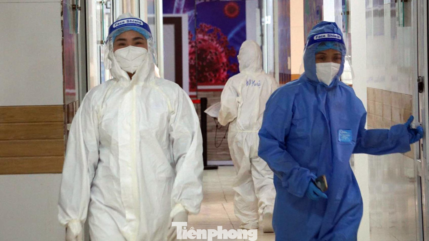 "Để đảm bảo công tác điều trị, bệnh viện vận động nhân viên y tế khi có kết quả âm tính và không có triệu chứng ho sốt, sớm trở lại bệnh viện hỗ trợ điều trị, chăm sóc F0. Đồng thời, đơn vị cũng phân công lịch trực luân phiên, linh hoạt nhằm đảo bảo sức khỏe cho nhân viên, tránh tình trạng quá tải sức lao động", bác sỹ Nguyễn Thị Ngọc Yến nói.