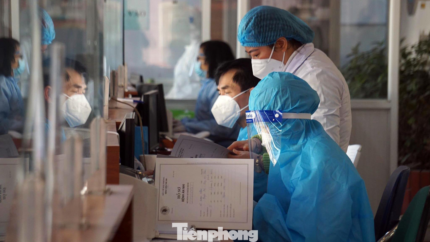 Ghi nhận tại Bệnh viện trẻ em Hải Phòng ngày 23/2, lực lượng y tế chia làm hai nhóm tiếp đón, phân luồng bệnh nhân điều trị COVID-19 và bệnh nhân thường. Tất cả nhân viên y tế, người dân đến khám, điều trị đều đeo khẩu trang, thực hiện 5K trước khi làm thủ tục.