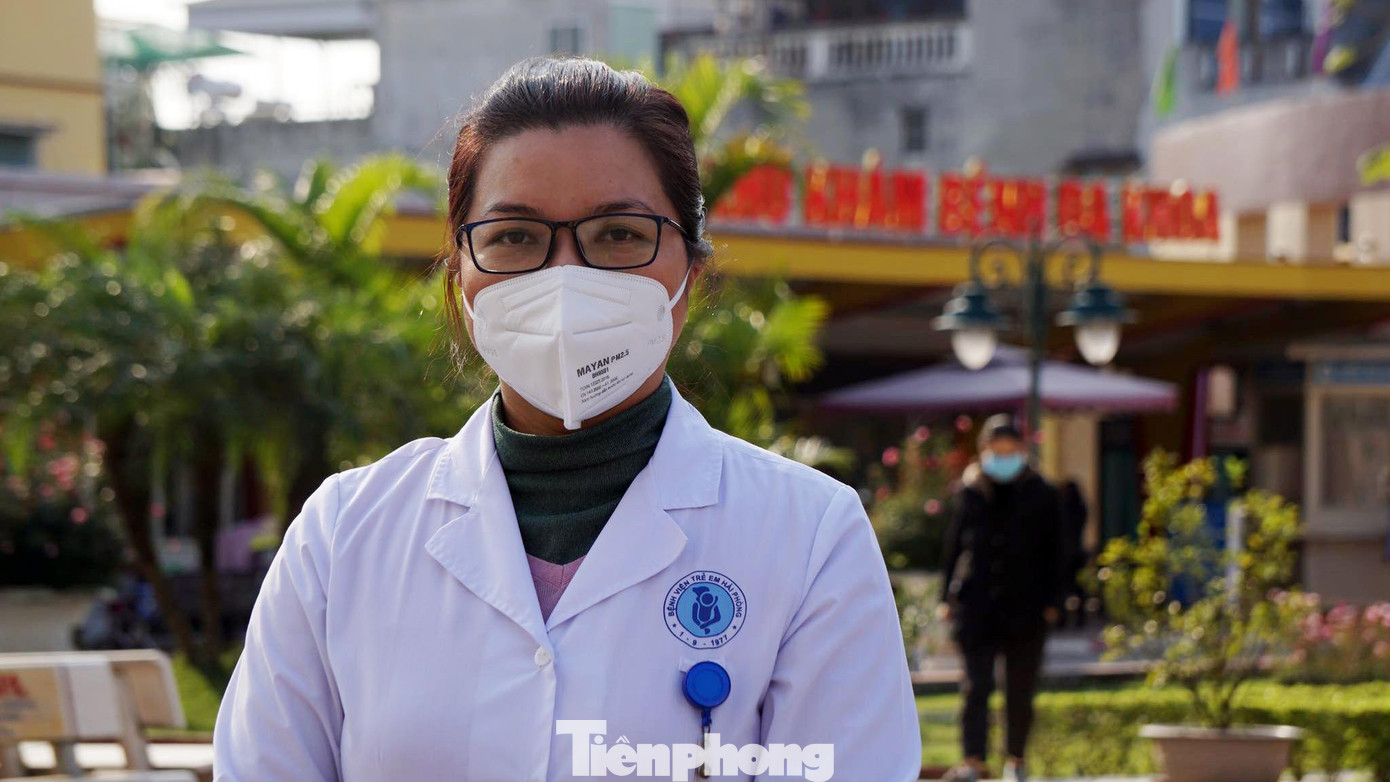 Thạc sỹ, bác sỹ Nguyễn Thị Ngọc Yến - Trưởng phòng Kế hoạch tổng hợp (Bệnh viện trẻ em Hải Phòng) cho biết, đơn vị đang tiếp nhận điều trị cho hơn 400 F0 là trẻ nhỏ, trẻ sơ sinh. Tất cả bệnh nhi đều có phụ huynh chăm sóc, do đó số F0 thực tế tại bệnh viện dao động từ 800-1.000 trường hợp.