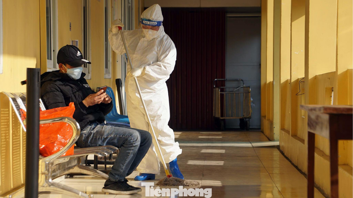 Các buồng điều trị F0 tại Bệnh viện trẻ em Hải Phòng được nhân viên y tế vệ sinh, khử khuẩn từ trong ra ngoài mỗi ngày. Rác thải y tế cũng được thu gom, xử lý theo quy trình. Tất cả nhân viên y tế, người thân khi vào khu vực này đều được phân luồng di chuyển một chiều, khử khuẩn và thực hiện đầy đủ các yêu cầu phòng chống dịch.