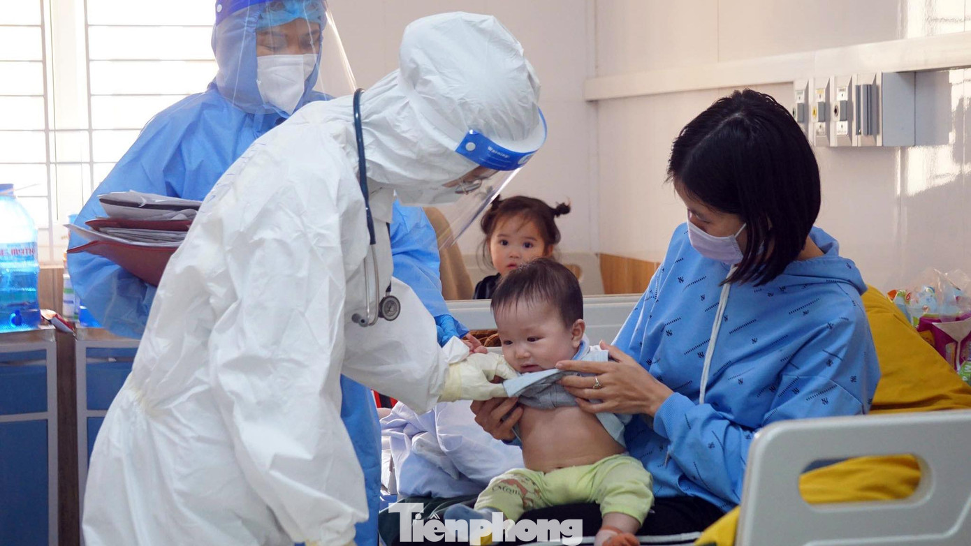 Trẻ sơ sinh mắc COVID-19 thường có triệu chứng là sốt rất cao, li bì. Nhiều bé được phát hiện và nhập viện muộn còn có biểu hiện co giật. Một số trường hợp bác sỹ phải kết hợp các thuốc hạ sốt kèm thuốc an thần chống co giật cho bé.