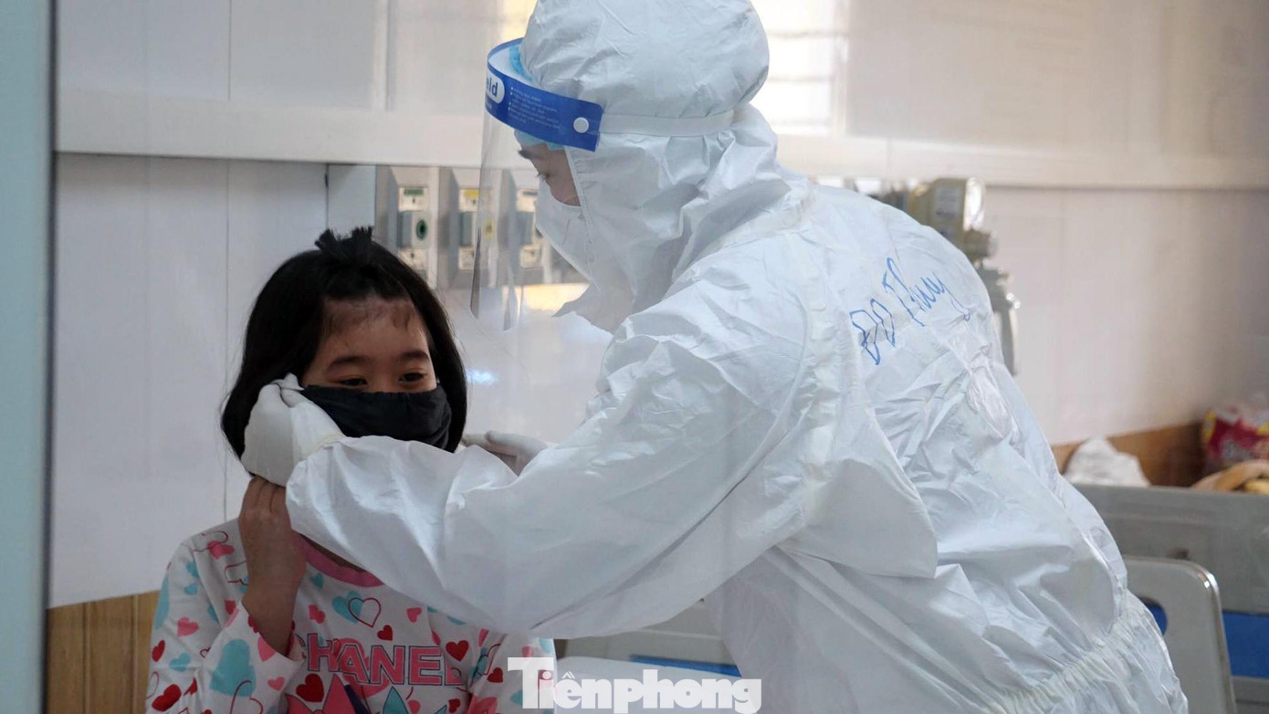Trong khi đó, việc chăm sóc, điều trị F0 là trẻ em, trẻ sơ sinh mang tính chuyên biệt cao. Do đó, khi nhân viên y tế mắc COVID-19, bệnh viện không thể xin viện trợ, bổ sung hoặc thay thế nhân lực. Trong ảnh: Bác sỹ Bệnh viện trẻ em Hải Phòng, thăm khám điều trị cho bệnh nhi.