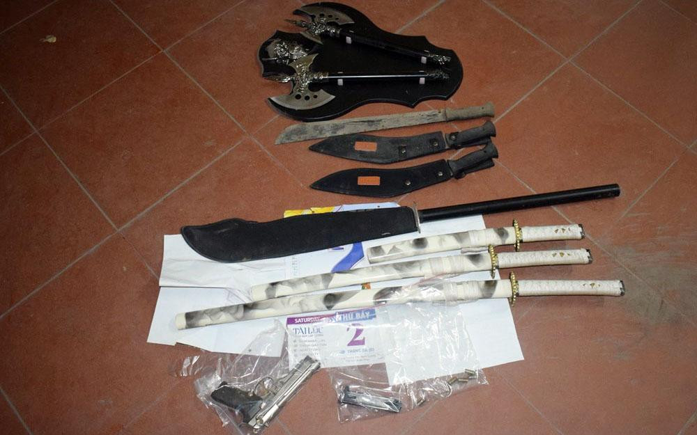 Cảnh sát thu giữ súng và dao kiếm của nghi phạm.