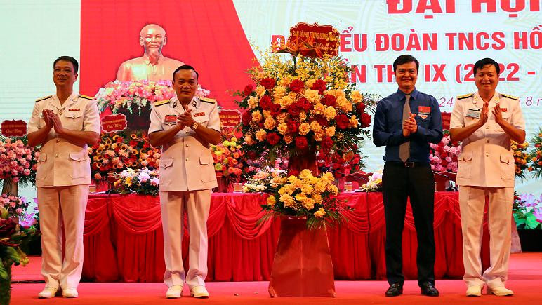 Anh Bùi Quang Huy - Bí thư Trung ương Đoàn tặng hoa chúc mừng Đại hội sáng 25/8. Anh Bùi Quang Huy - Bí thư Trung ương Đoàn tặng hoa chúc mừng Đại hội sáng 25/8.