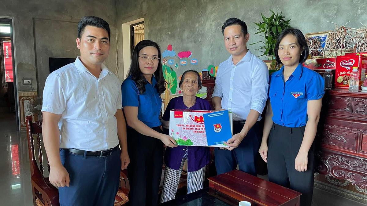 Phối hợp với các cơ quan, đơn vị tổ chức nhiều đợt thăm, tặng quà cho gia đình có hoàn cảnh khó khăn, gia đình chính sách, người có công với cách mạng.