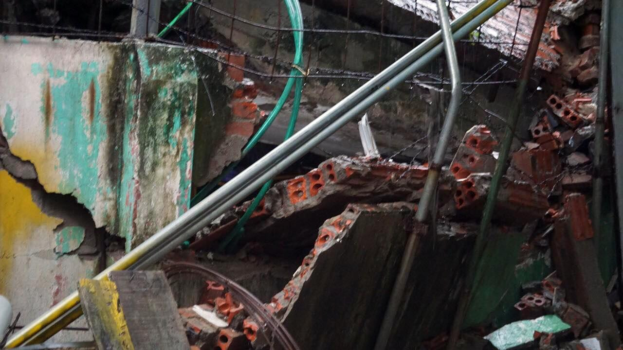 Cận cảnh vết nứt, vỡ tường. Cận cảnh vết nứt, vỡ tường.