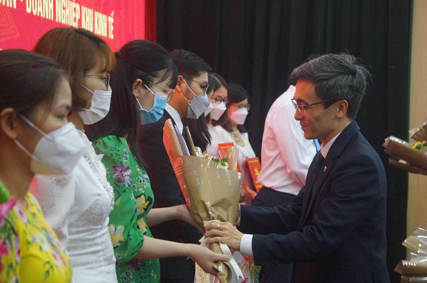 Ông Đào Phú Thùy Dương - Bí thư Đảng ủy Khu Kinh tế Hải Phòng tặng hoa chúc mừng các đảng viên mới.