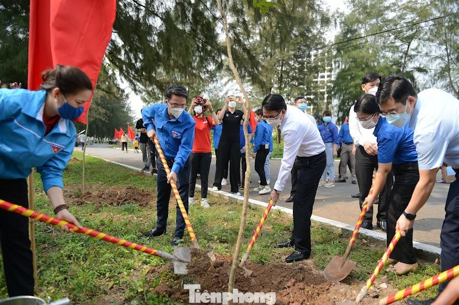Tham dự buổi phát động tại quận Đồ Sơn (TP Hải Phòng), có anh Nguyễn Tường Lâm – Bí thư Trung ương Đoàn, ông Lê Khắc Nam – Phó chủ tịch UBND TP Hải Phòng, chị Vương Toàn Thu Thủy – Phó Bí thư phụ trách Thành đoàn cùng hàng trăm đoàn viên, thanh niên. Tham dự buổi phát động tại quận Đồ Sơn (TP Hải Phòng), có anh Nguyễn Tường Lâm – Bí thư Trung ương Đoàn, ông Lê Khắc Nam – Phó chủ tịch UBND TP Hải Phòng, chị Vương Toàn Thu Thủy – Phó Bí thư phụ trách Thành đoàn cùng hàng trăm đoàn viên, thanh niên.