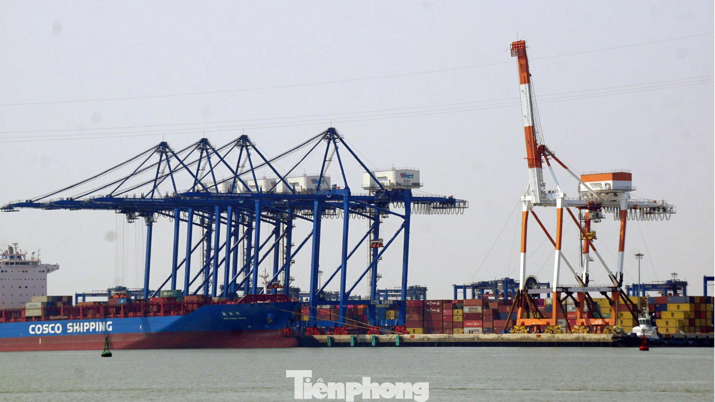 Ngồi trên phà ra Cát Bà, du khách có thể thấy cảng nước sâu Lạch Huyện. Ngồi trên phà ra Cát Bà, du khách có thể thấy cảng nước sâu Lạch Huyện.