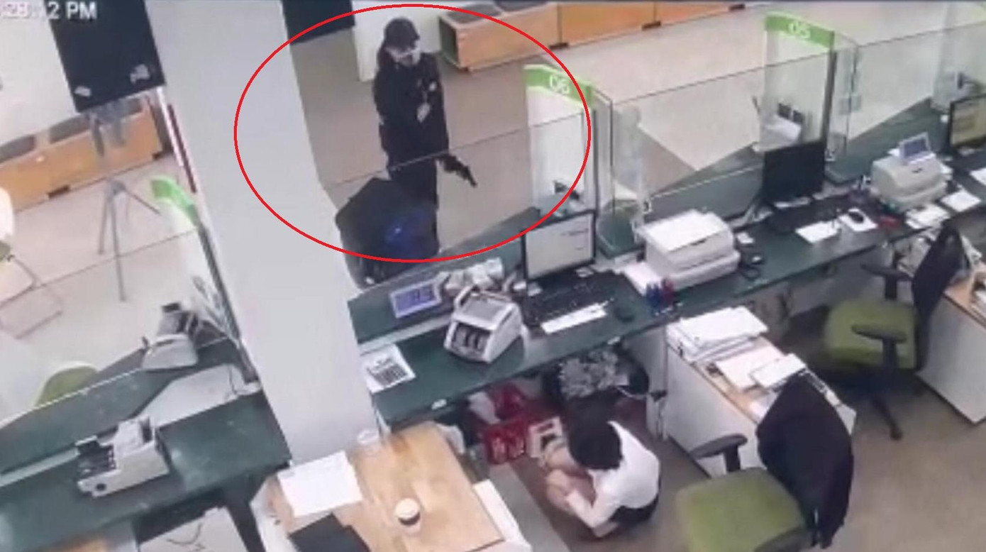 Hình ảnh ghi lại kẻ nổ súng cướp ngân hàng Vietcombank Đình Vũ ngày 7/1/2022. Hình ảnh ghi lại kẻ nổ súng cướp ngân hàng Vietcombank Đình Vũ ngày 7/1/2022.