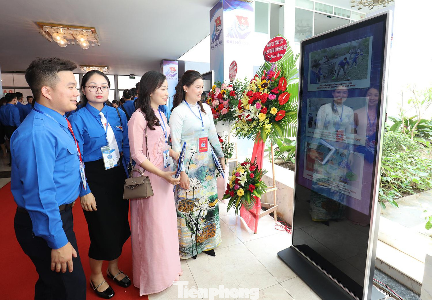 Trong đó, Ban Tổ chức đã hoàn thành 40 visual trích xuất từ 3.000 bức ảnh tiêu biểu trong công tác Đoàn và phong trào thanh thiếu nhi thành phố 2017-2022. Với hình thức thể hiện mới, triển lãm ứng dụng công nghệ trình chiếu về hoạt động Đoàn nhằm tăng tính hấp dẫn và tương tác với đại biểu. Trong đó, Ban Tổ chức đã hoàn thành 40 visual trích xuất từ 3.000 bức ảnh tiêu biểu trong công tác Đoàn và phong trào thanh thiếu nhi thành phố 2017-2022. Với hình thức thể hiện mới, triển lãm ứng dụng công nghệ trình chiếu về hoạt động Đoàn nhằm tăng tính hấp dẫn và tương tác với đại biểu.