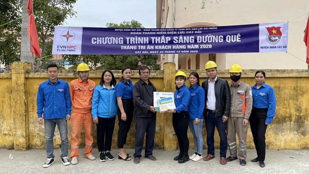 Chương trình thắp sáng đường quê được Đoàn Thanh niên thành phố triển khai tại huyện Cát Hải. Chương trình thắp sáng đường quê được Đoàn Thanh niên thành phố triển khai tại huyện Cát Hải.