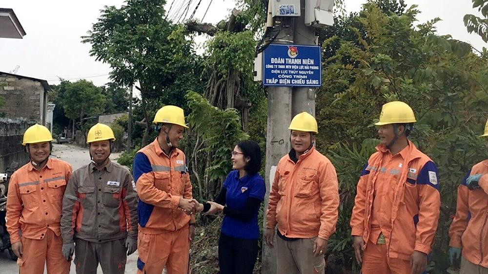 Là một trong những công trình thanh niên tiêu biểu, công trình thắp điện chiếu sáng đã được các đoàn viên phối hợp với Điện lực thành phố triển khai về các thôn xóm, trên địa bàn nhiều huyện. Là một trong những công trình thanh niên tiêu biểu, công trình thắp điện chiếu sáng đã được các đoàn viên phối hợp với Điện lực thành phố triển khai về các thôn xóm, trên địa bàn nhiều huyện.