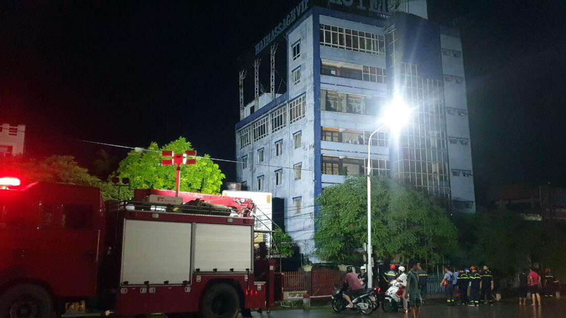 Cảnh sát phong tỏa hiện trường vụ sập nhà 5 tầng ở Hải Phòng đêm 11/8. Cảnh sát phong tỏa hiện trường vụ sập nhà 5 tầng ở Hải Phòng đêm 11/8.