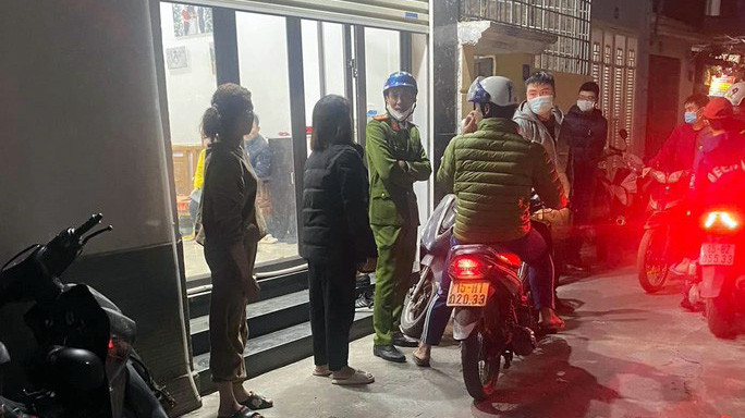 Cảnh sát tới hiện trường vụ án.