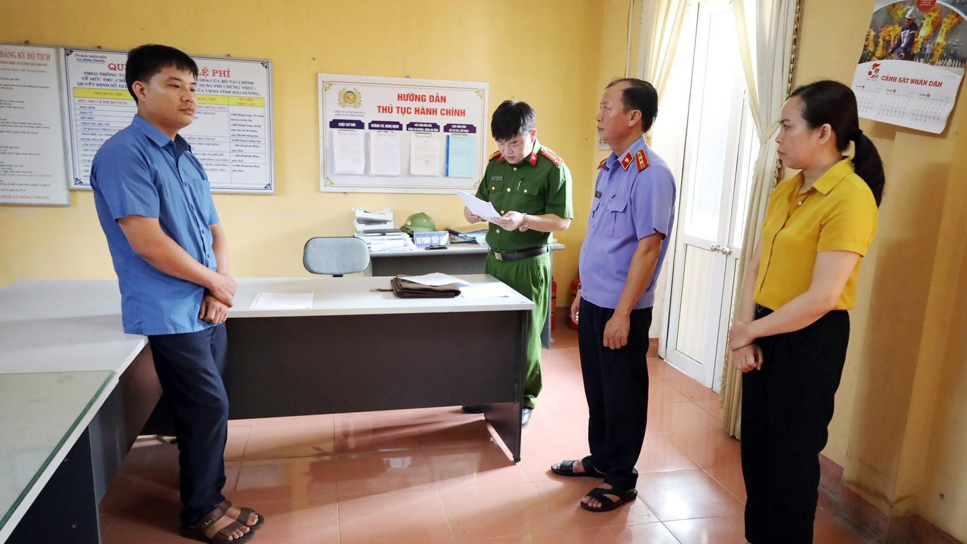 Cơ quan điều tra đọc lệnh khởi tố, bắt tạm giam Nguyễn Kim Tuấn, cán bộ địa chính xã hồng Phong (Nam Sách, Hải Dương). Cơ quan điều tra đọc lệnh khởi tố, bắt tạm giam Nguyễn Kim Tuấn, cán bộ địa chính xã hồng Phong (Nam Sách, Hải Dương).