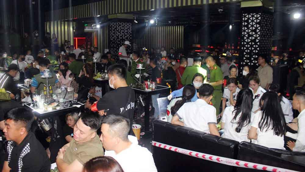Cảnh sát đột kích vũ trường Hoàng Gia - New DOM Hải Phòng tối 19/11.