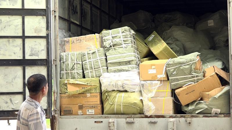 Cảnh sát kiểm tra xe tải chở linh kiện lắp súng săn.