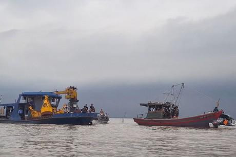 Tàu của một doanh nghiệp khai thác cát và tàu cá ngư dân đã nhiều lần va chạm trên biển. Ảnh: Đ.H