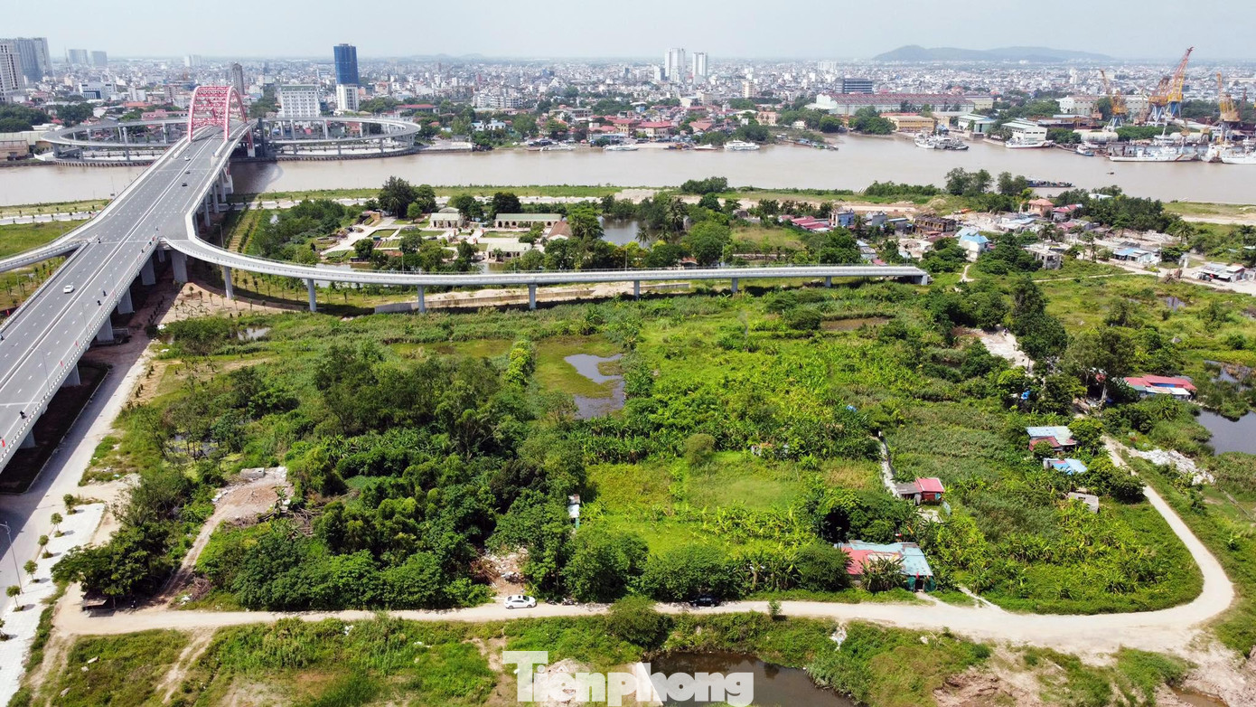 Khu vực ven đê sông Cấm, nằm trong Dự án KĐT Bắc Sông Cấm nơi ở của 9 hộ dân thôn Bến Bính B, xã Tân Dương (Thủy Nguyên, TP Hải Phòng).