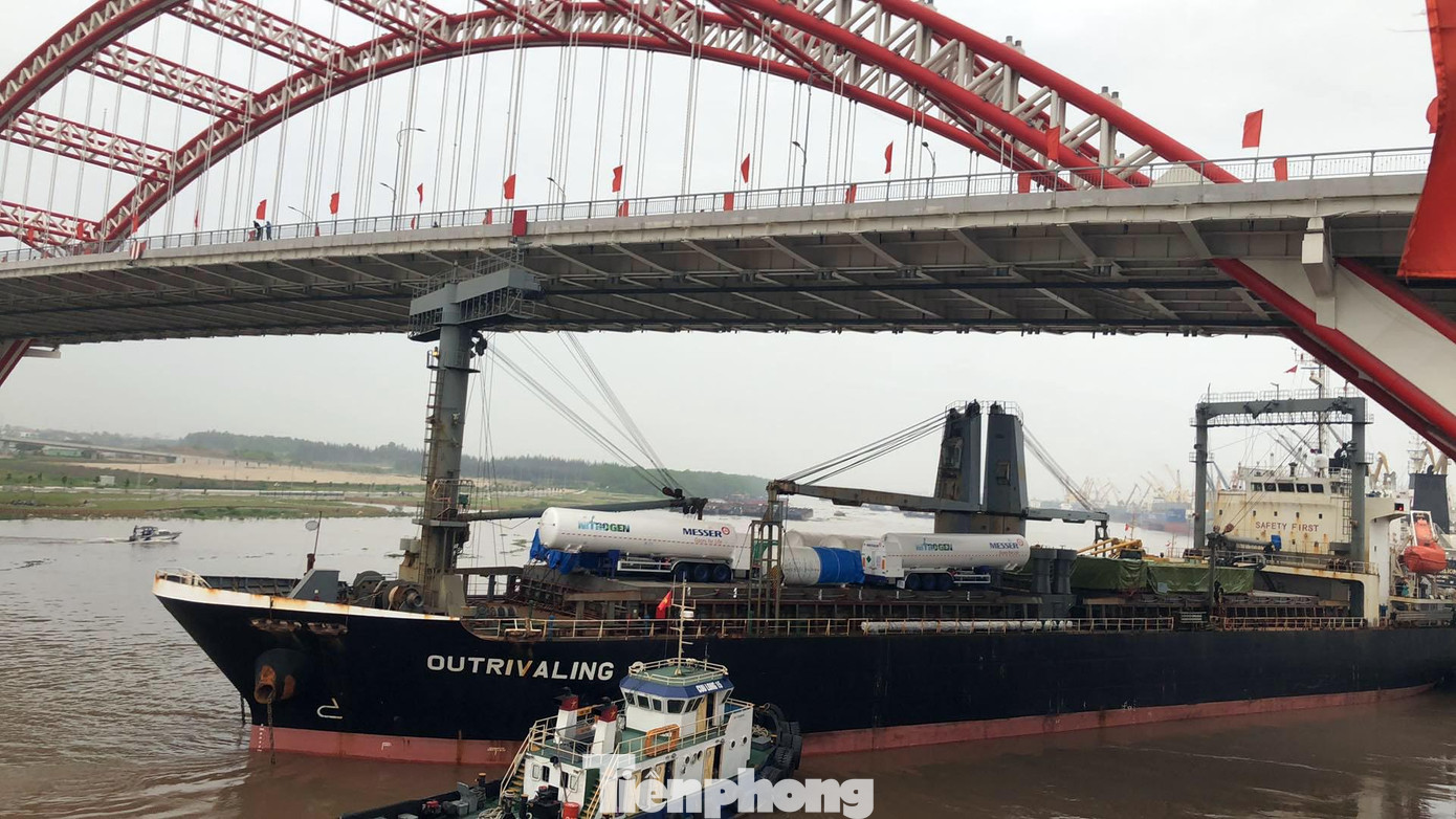 Hiện trường sự cố tàu biển trên sông Cấm, TP Hải Phòng.