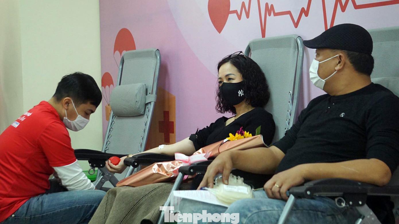Không chỉ có các bạn trẻ, sinh viên mà nhiều cán bộ, người dân tại Hải Phòng cũng tới đăng ký hiến máu.