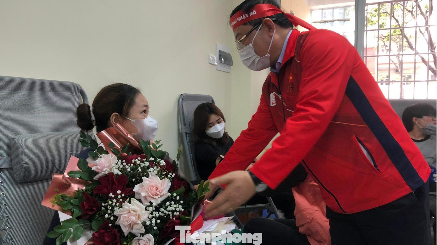 Nhà báo Lê Xuân Sơn - Tổng biên tập báo Tiền Phòng tặng hoa, thăm hỏi, động viên các bạn trẻ tham gia hiến máu tại Trường Đại học Hàng hải Việt Nam.
