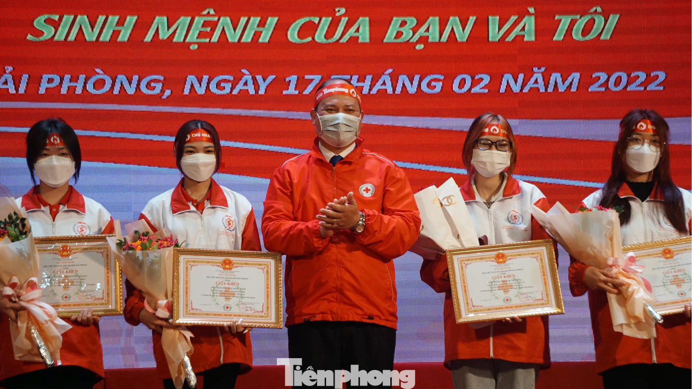 Nhân dịp này, Hội chữ thập đỏ TP Hải Phòng đã trao tặng 20 giấy khen cho các cá nhân có thành tích trong công tác vận động hiến máu cứu người tại Trường Đại học Hàng hải.