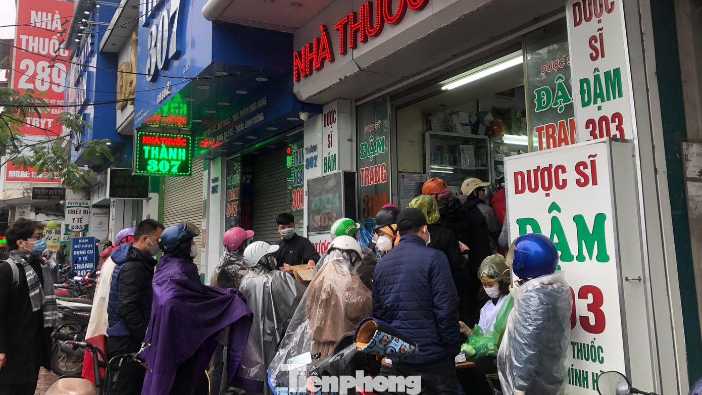 Người dân Hải Phòng xếp hàng mua thiết bị y tế, thuốc dự phòng tại nhà cho trẻ em.