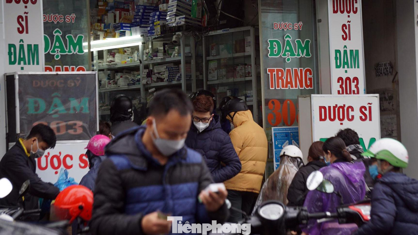 Anh Thọ (trú quận Hải An) cho biết, dù gia đình anh chưa ai mắc COVID-19, tuy nhiên những ngày sau Tết số ca bệnh mới tại Hải Phòng tăng cao, trong khi đó, từ 14/2 học sinh các cấp trở lại trường học trực tuyến nên anh tới tiệm thuốc mua sẵn que test, thuốc hạ sốt, vitamin, viên xông để sẵn trong nhà khi cần thiết. Anh Thọ (trú quận Hải An) cho biết, dù gia đình anh chưa ai mắc COVID-19, tuy nhiên những ngày sau Tết số ca bệnh mới tại Hải Phòng tăng cao, trong khi đó, từ 14/2 học sinh các cấp trở lại trường học trực tuyến nên anh tới tiệm thuốc mua sẵn que test, thuốc hạ sốt, vitamin, viên xông để sẵn trong nhà khi cần thiết.