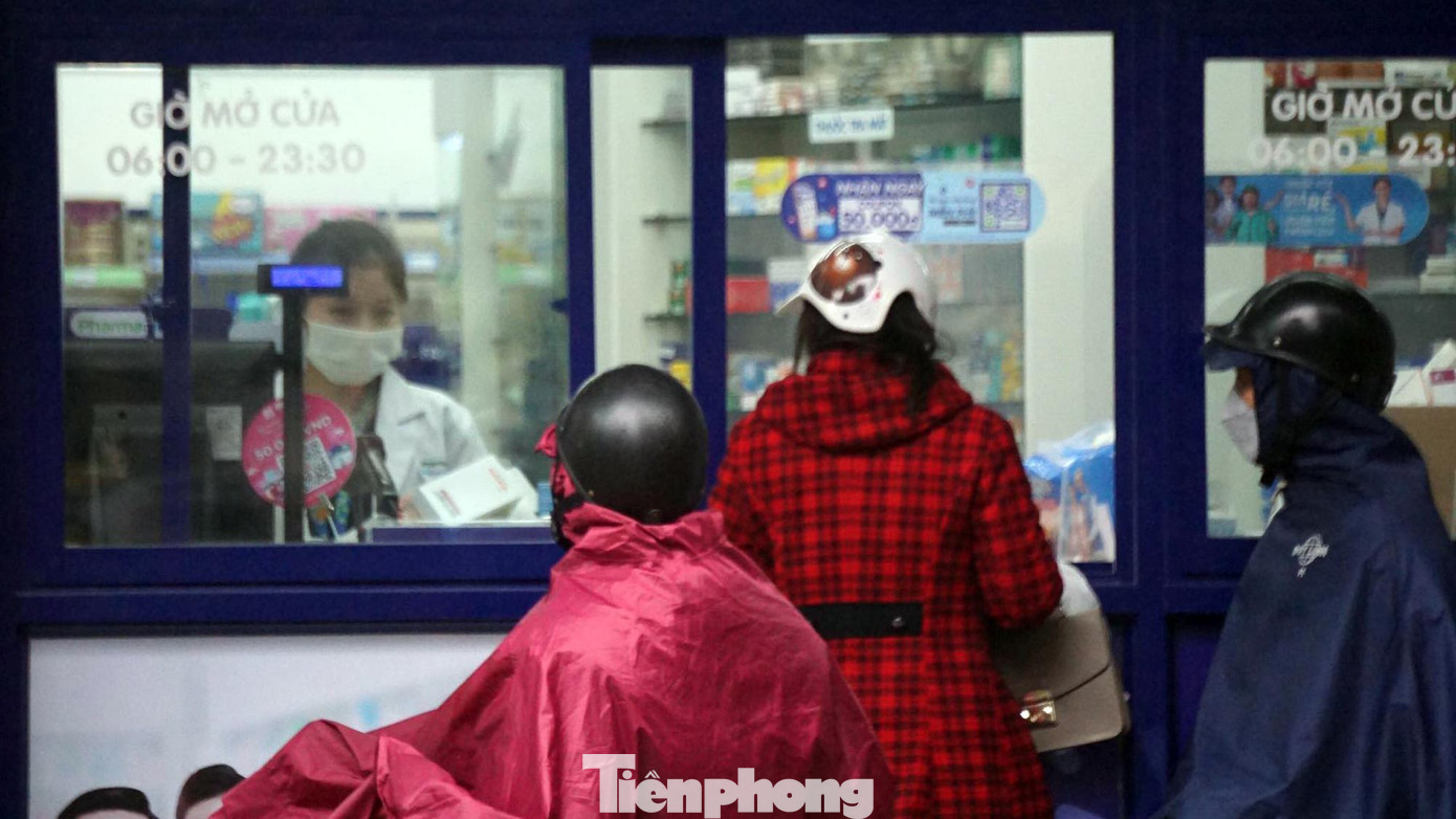 Trên phố Lãn Ông (quận Hồng Bàng, TP Hải Phòng), nhiều người dân cũng xếp hàng chờ mua thiết bị y tế, thuốc xét nghiệm và điều trị COVID-19. Trên phố Lãn Ông (quận Hồng Bàng, TP Hải Phòng), nhiều người dân cũng xếp hàng chờ mua thiết bị y tế, thuốc xét nghiệm và điều trị COVID-19.