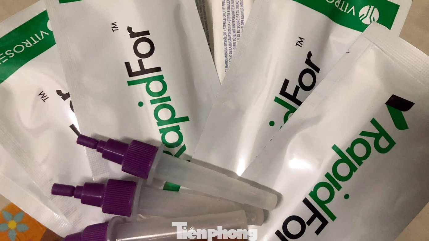 Anh Nam (31 tuổi, trú phố Hàng Kênh, quận Lê Chân) chia sẻ, người thân là F0 nên anh đi mua hộ que test nhanh và một số thuốc điều trị như: viên xông, thuốc hạ sốt, vitamin... Anh Nam (31 tuổi, trú phố Hàng Kênh, quận Lê Chân) chia sẻ, người thân là F0 nên anh đi mua hộ que test nhanh và một số thuốc điều trị như: viên xông, thuốc hạ sốt, vitamin...